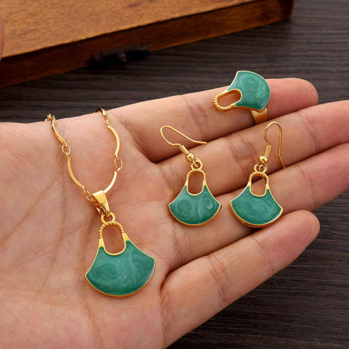 ファッション PNG ゴールドカラー ジュエリーセット 女性 - Women Accessories Png のレビューと価格